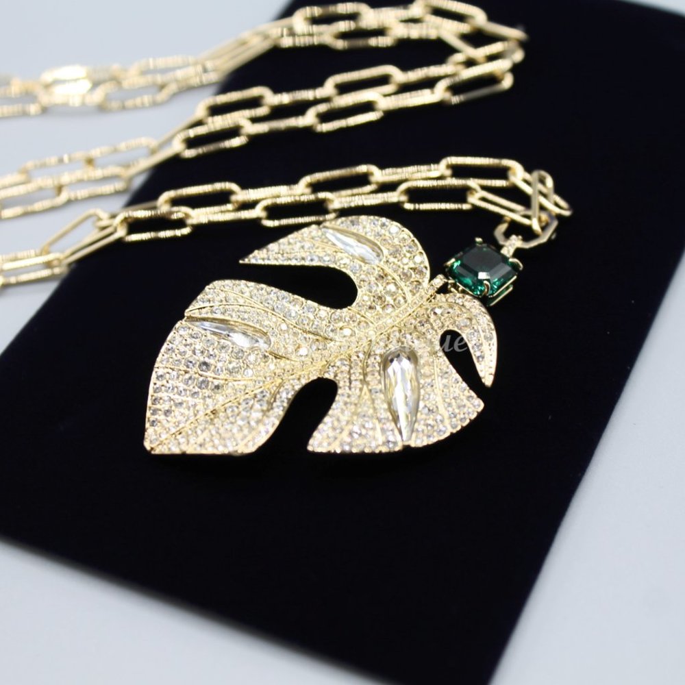 Swarovski 5512695 Tropical Leaf jewelry necklace - Picture 6 of 9